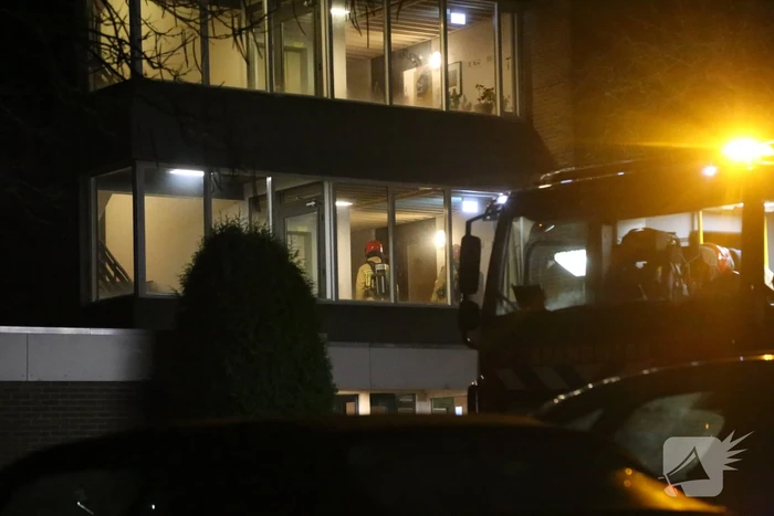 Brandweer blust brand in flatwoning op eerste etage
