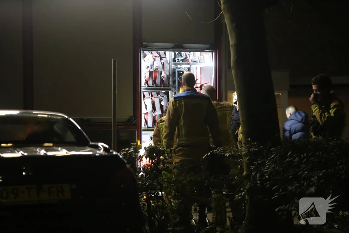 Brandweer blust brand in flatwoning op eerste etage
