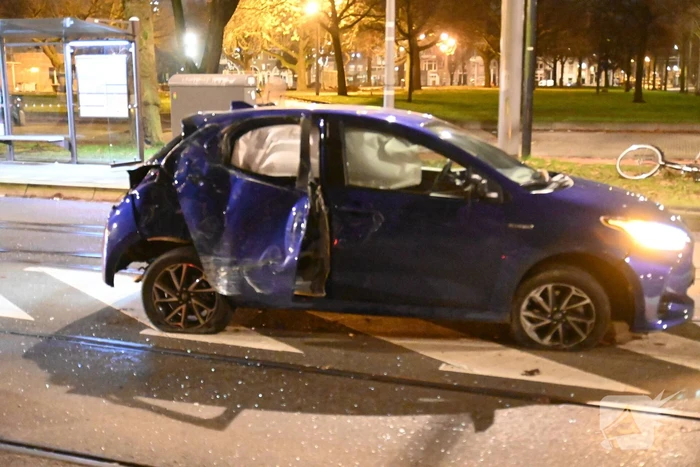 Personenauto knalt op bovenleidingsmast, meerdere gewonden