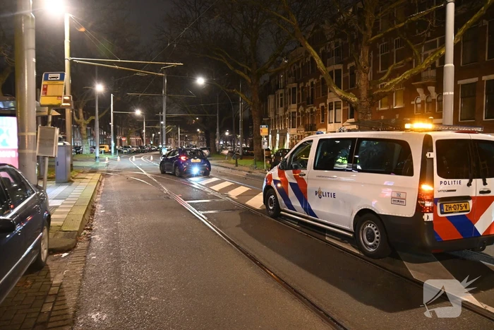 Personenauto knalt op bovenleidingsmast, meerdere gewonden