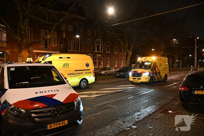 Personenauto knalt op bovenleidingsmast, meerdere gewonden