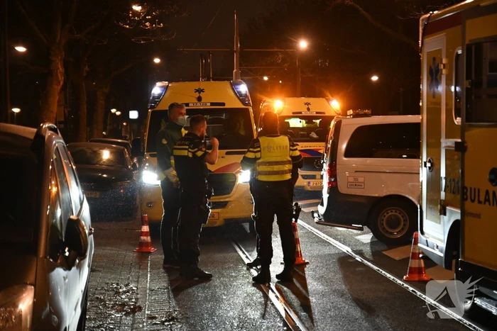 Personenauto knalt op bovenleidingsmast, meerdere gewonden