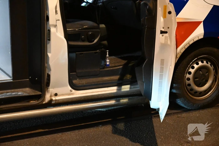 Personenauto knalt op bovenleidingsmast, meerdere gewonden
