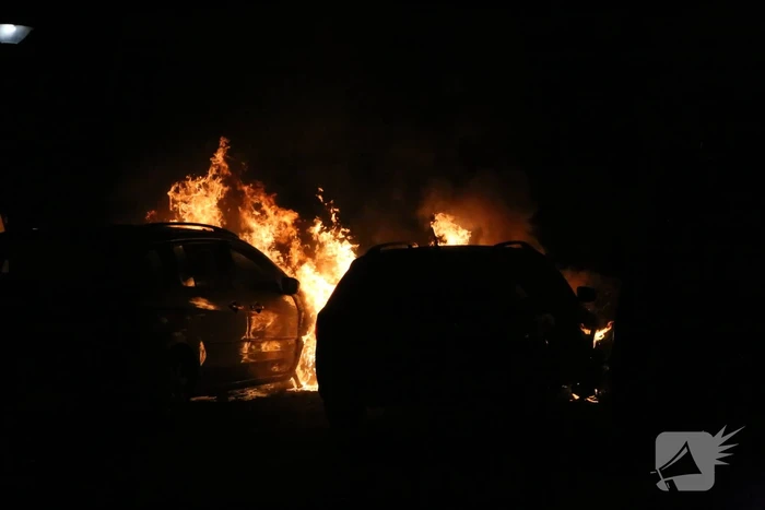 Twee auto's verwoest door brand