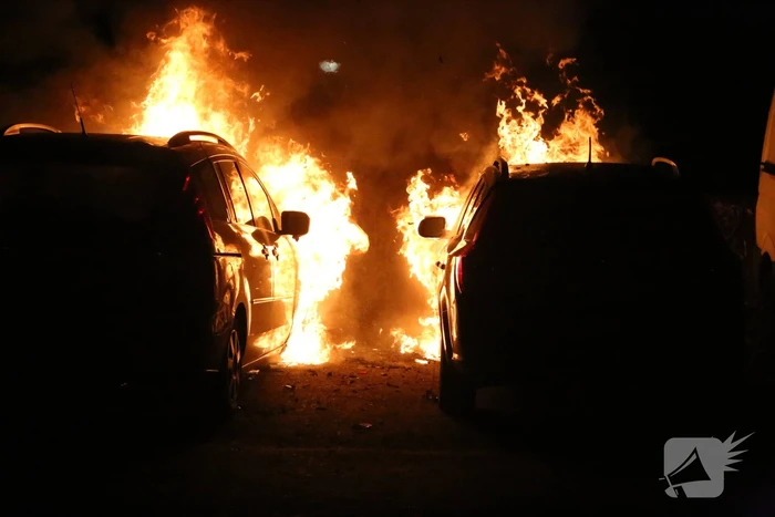 Twee auto's verwoest door brand