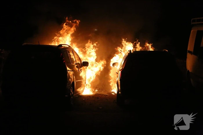Twee auto's verwoest door brand