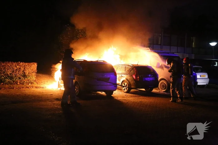 Twee auto's verwoest door brand