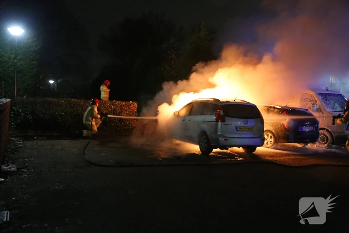 Twee auto's verwoest door brand