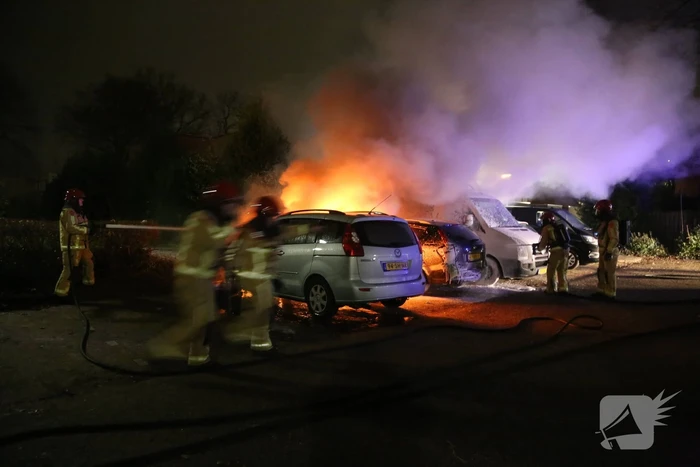 Twee auto's verwoest door brand