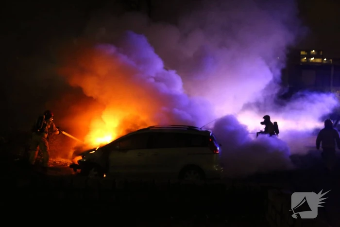 Twee auto's verwoest door brand