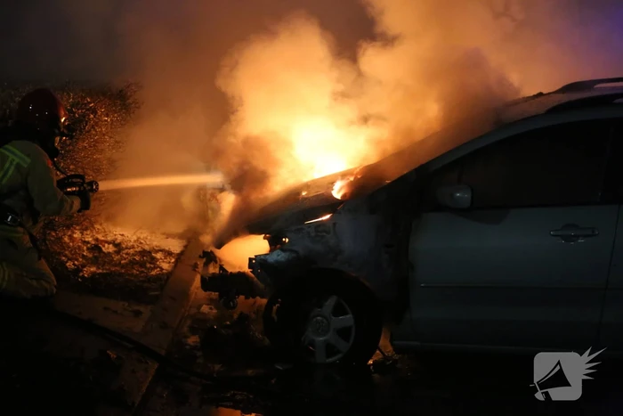 Twee auto's verwoest door brand
