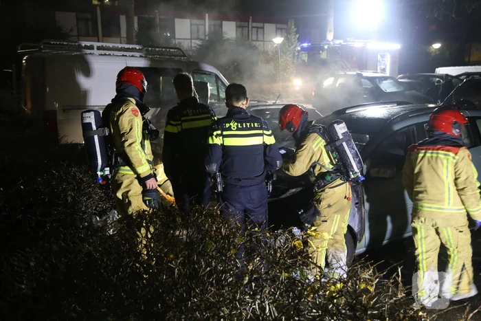 Twee auto's verwoest door brand