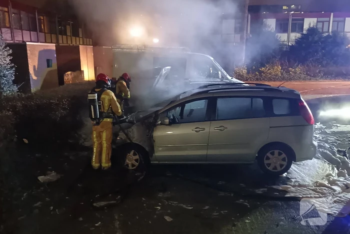 Twee auto's verwoest door brand