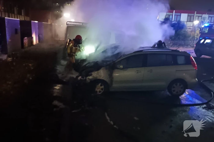 Twee auto's verwoest door brand