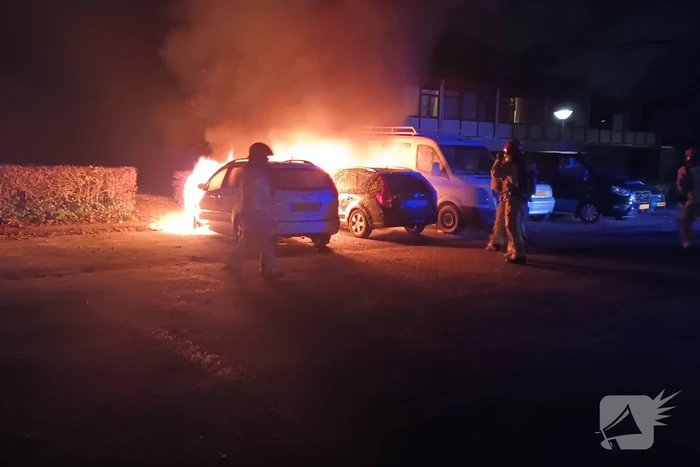 Twee auto's verwoest door brand