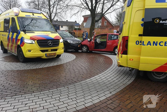 Twee auto's botsen frontaal op elkaar