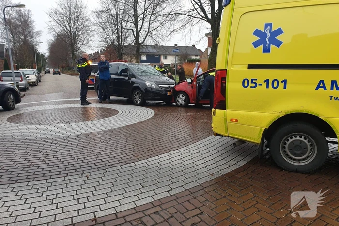 Twee auto's botsen frontaal op elkaar
