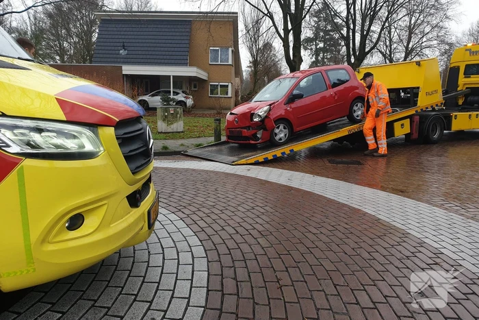 Twee auto's botsen frontaal op elkaar