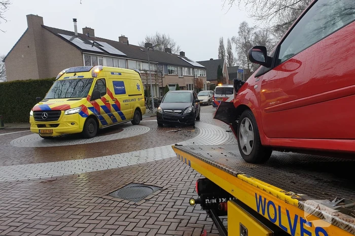 Twee auto's botsen frontaal op elkaar