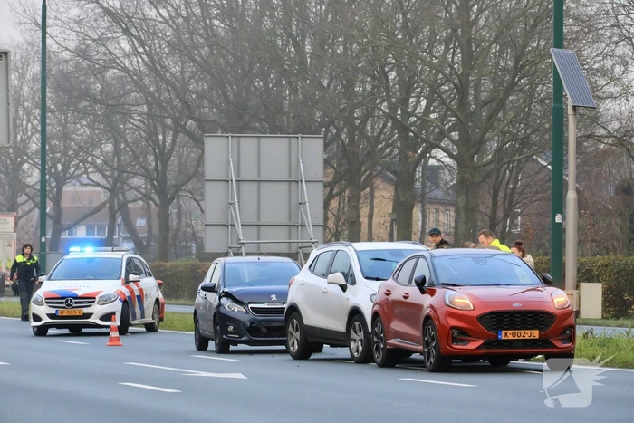 Drie personenwagens betrokken bij kop-staart botsing