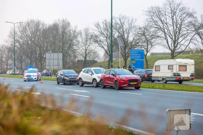 Drie personenwagens betrokken bij kop-staart botsing