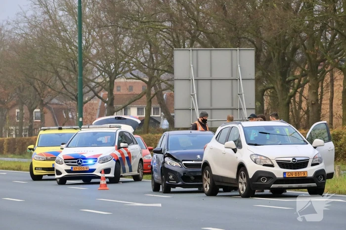 Drie personenwagens betrokken bij kop-staart botsing