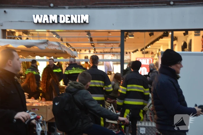 Brandweer onderzoekt vreemde lucht in winkel