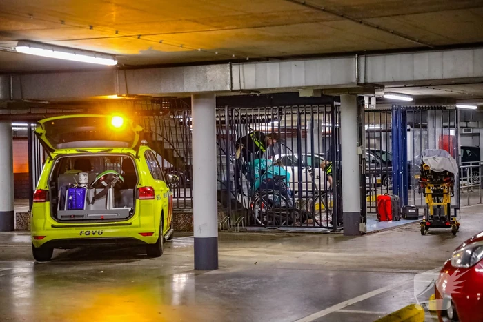 Man valt met fiets van trap en raakt zwaargewond
