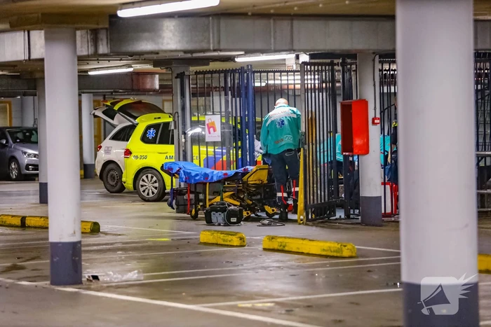 Man valt met fiets van trap en raakt zwaargewond