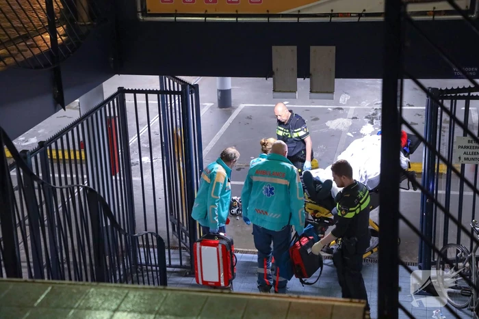Man valt met fiets van trap en raakt zwaargewond