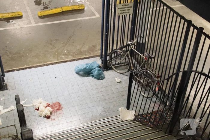 Man valt met fiets van trap en raakt zwaargewond