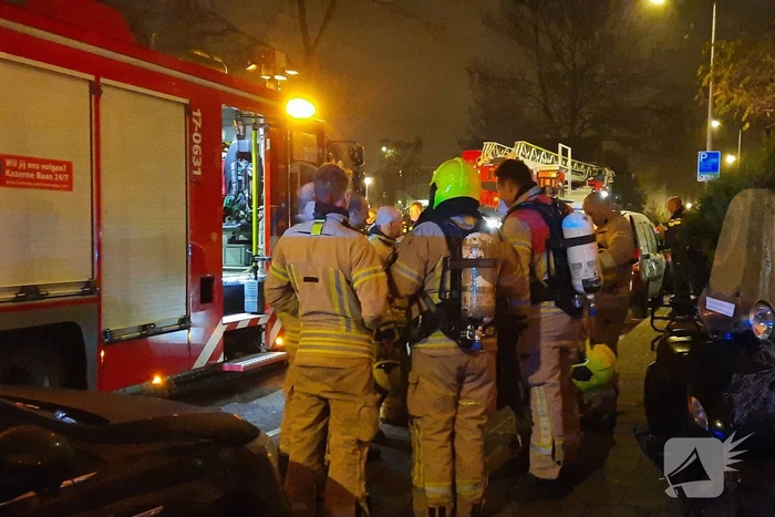Brandweer blust brand in woning
