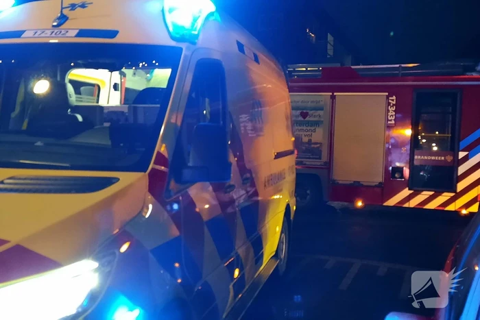 Brandweer blust brand in woning