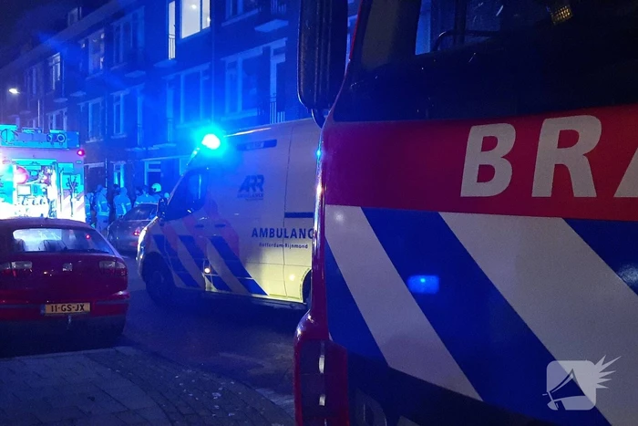 Brandweer blust brand in woning