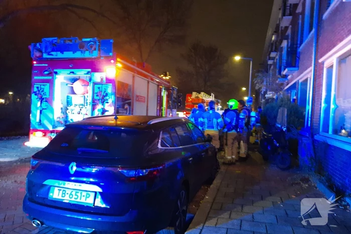 Brandweer blust brand in woning
