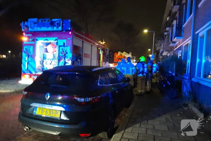 Brandweer blust brand in woning