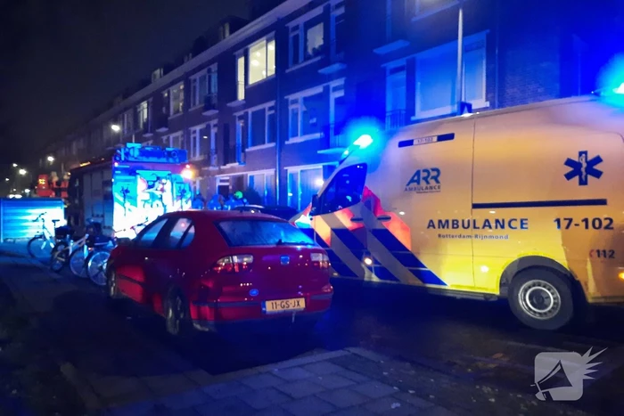 Brandweer blust brand in woning