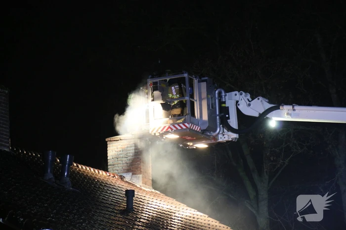 Brand in schoorsteen van woning
