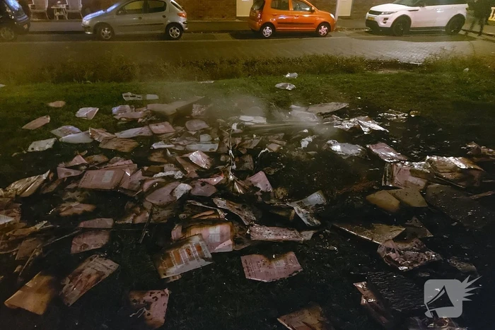 Brandweer blust brandende reclamefolders