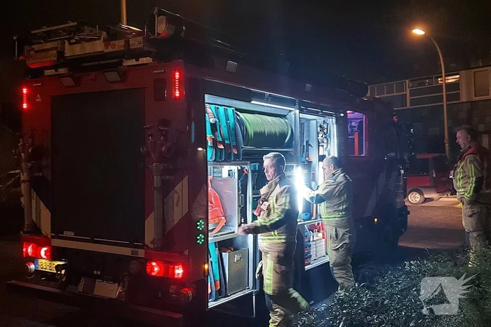 Brandweer blust brandende reclamefolders