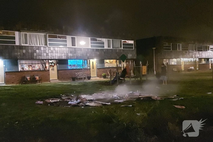 Brandweer blust brandende reclamefolders