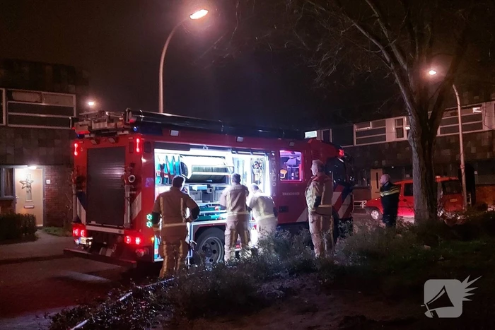 Brandweer blust brandende reclamefolders