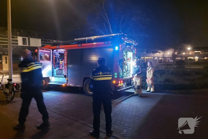 Brandweer blust brandende reclamefolders