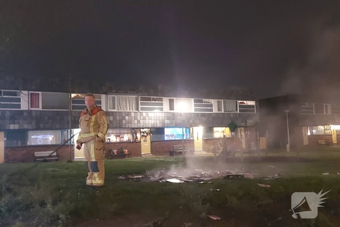 Brandweer blust brandende reclamefolders