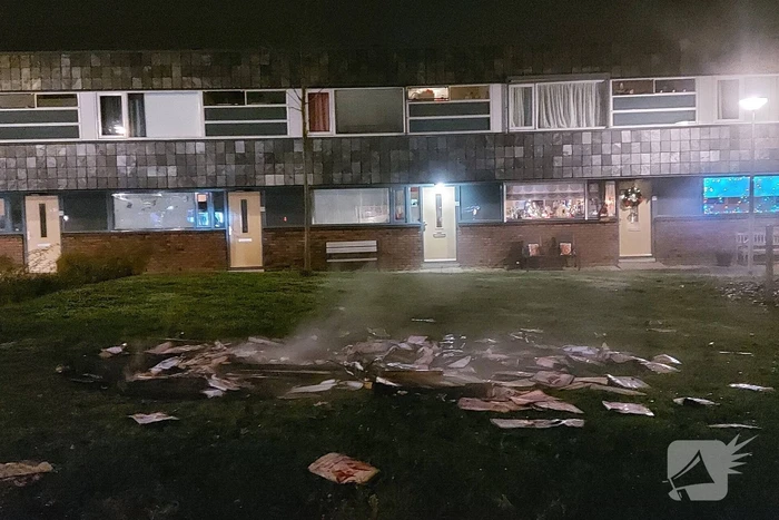 Brandweer blust brandende reclamefolders