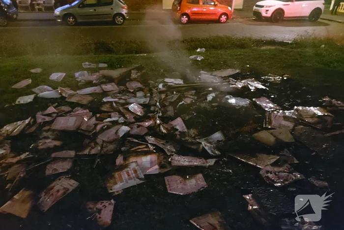 Brandweer blust brandende reclamefolders