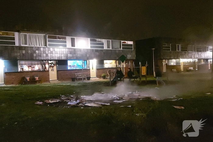 Brandweer blust brandende reclamefolders