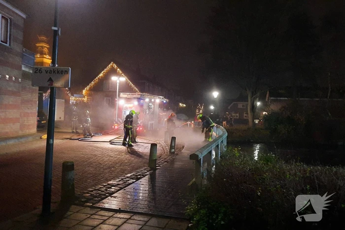 Brand in houten brug door vuurwerk