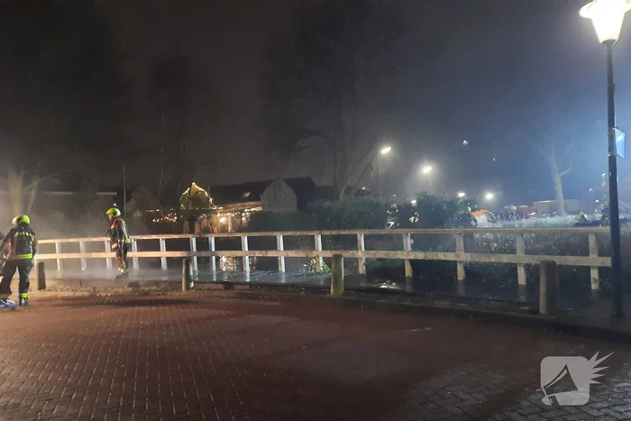Brand in houten brug door vuurwerk