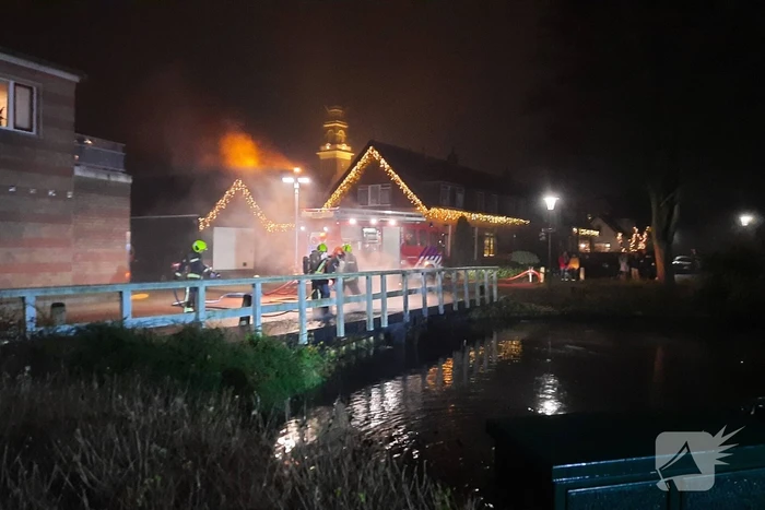 Brand in houten brug door vuurwerk